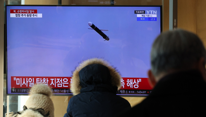 지난 24일 북한이 신형 전략순항미사일 '불화살-3-31' 첫 시험발사를 진행했다. 사진은 지난 24일 서울 중구 서울역을 찾은 시민들이 북한 미사일 발사 뉴스를 시청하는 모습. /사진=뉴스1