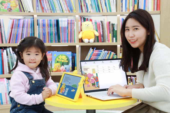 LG유플러스 아이들나라가 인공지능(AI) 기술을 활용해 일반 동화책을 아동용 리딩북으로 변환해주는 ‘아이들나라 스튜디오’를 개발했다. 사진은 LG유플러스 임직원이 아동과 함께 아이들나라 스튜디오를 통해 리딩북을 제작하는 모습. /사진=LG유플러스