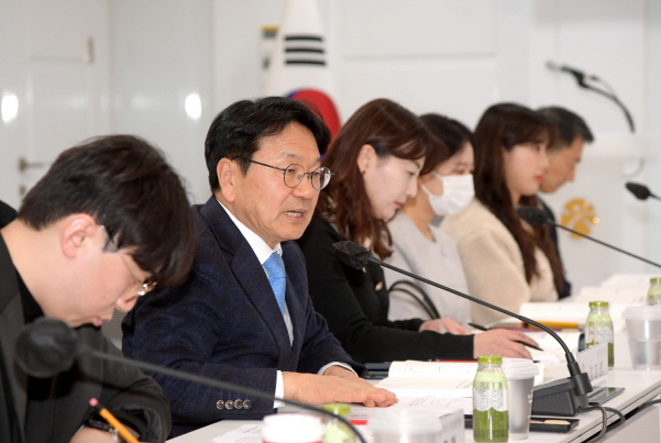 강기정 광주광역시장이 24일 오후 시청 중회의실에서 열린 '2024 정책주제별 업무보고회'에 참석해 경제분야 자유토론을 하고 있다./사진=광주시