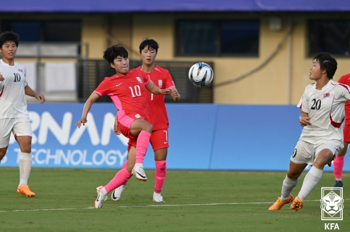 한국 여자축구 대표팀 간판 지소연이 미국 시애틀 레인FC로 이적한다. 사진은 지난해 항저우 아시안게임에 출전한 지소연의 경기 모습. /사진= 뉴스1