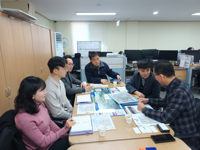 고양특례시(시장 이동환)는 24일 시청 경제자유구역추진과 회의실에서 김광섭 페어팩스 경제개발청 한국마케팅 대표와 미국 빅테크 기업 유치 및 경제협력을 위한 미팅을 가졌다. / 사진제공=고양특례시 