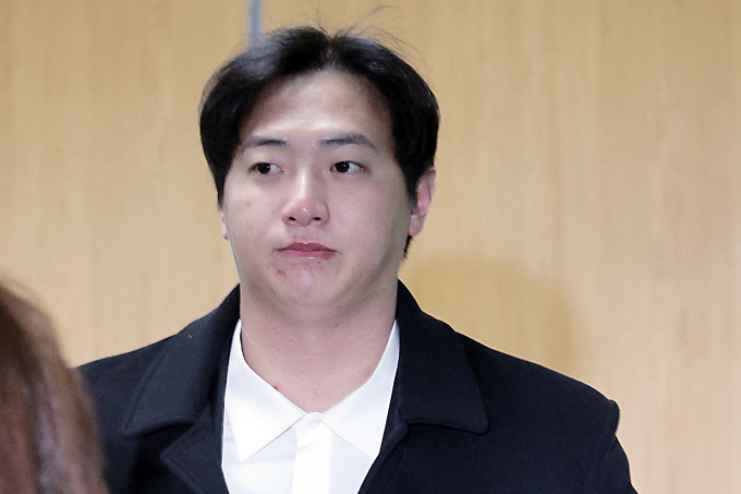 전직 프로야구선수 임혜동(27)이 메이저리거 김하성(28·샌디에이고 파드리스)를 협박해 돈을 갈취했다는 혐의로 구속 갈림길에 섰다. 사진은 임혜동이 25일 오전 서울 서초동 서울중앙지방법원으로 구속 전 피의자 심문(영장실질심사)을 받기 위해 법정으로 향하는 모습. /사진=뉴스1