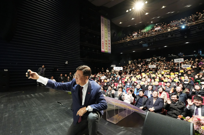신상진 성남시장이 지난 24일 오후 2시 성남아트리움 대극장에서 열린 '2024년 시민과의 새해 인사회(수정구)'에서 700여 명의 시민을 직접 만나 동별 건의 사항을 청취하고 답변하는 시간을 가졌다. / 사진제공=성남시
