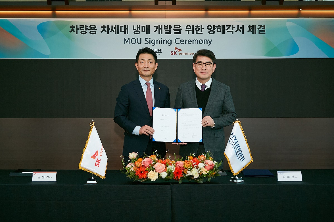 SK엔무브와 현대자동차그룹이 25일 서울 종로구 SK서린빌딩에서 '차세대 냉매 개발을 위한 업무협약(MOU)'을 체결했다. 사진은 김원기 SK엔무브 사장(왼쪽)과 양희원 현대차 사장. /사진=SK엔무브 제공