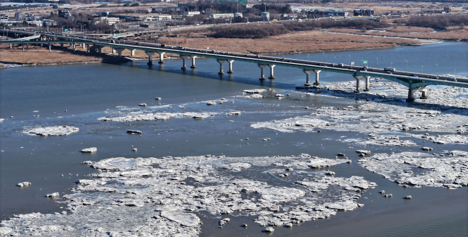 금요일인 오는 26일 오후 기온이 점차 올라가면서 포근한 날씨일 것으로 보인다. 사진은 지난 25일 경기 김포시 인근 한강에 얼음이 얼어있는 모습. /사진=뉴시스