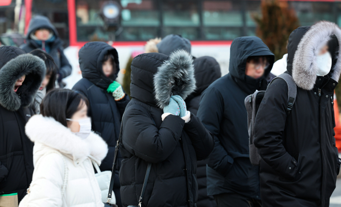 26일 금요일에는 오후 기온이 점차 올라가면서 평년 수준을 회복하고 2월 초까지 기온이 조금씩 상승해 포근한 날씨가 예상된다. 사진은 지난 23일 오전 서울 종로구 광화문네거리에서 시민들이 두터운 옷을 입고 출근하는 모습. /사진=뉴시스