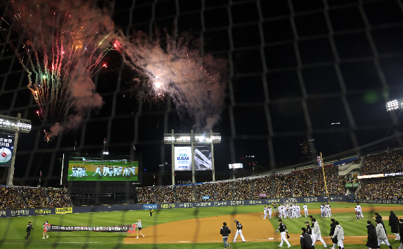 지난 11월13일 서울 송파구 올림픽로 잠실야구장에서 열린 프로야구 '2023 신한은행 SOL KBO 포스트시즌' 한국시리즈 5차전 LG 트윈스와 kt 위즈의 경기. /사진=뉴스1