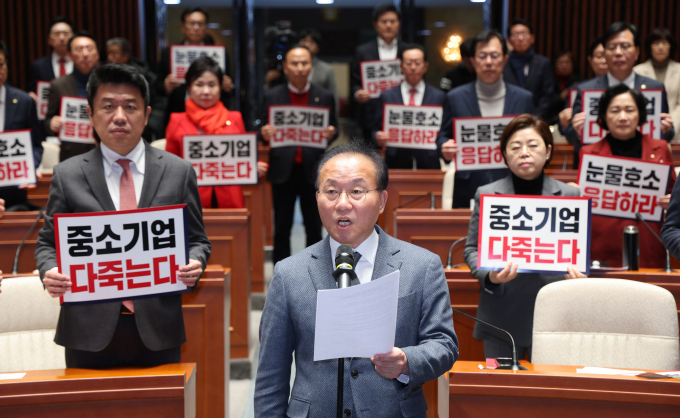 25일 윤재옥 국민의힘 원내대표가 중대재해처벌법(중대재해법) 유예에 대해 마지막까지 민주당을 설득하겠다고 말했다. 사진은 윤 원내대표와 국민의힘 의원들이 25일 서울 여의도 국회에서 열린 의원총회에서 중대재해처벌법 적용 2년 유예 법안을 처리할 것을 촉구하는 모습. /사진=뉴스1