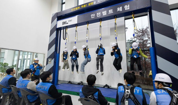 DL이앤씨 신입사원들이 대전 대덕연구단지 소재 안전체험학교에서 안전벨트 사용법을 실습했다. /사진=DL이앤씨
