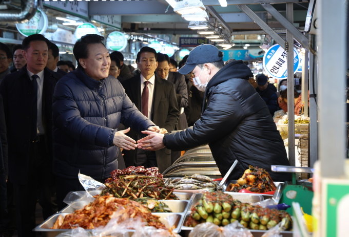 25일 윤석열 대통령이 경기 의정부에 위치한 의정부제일시장을 찾아 상인들을 격려했다. 사진은 윤 대통령(왼쪽)이 25일 경기도 의정부시 의정부제일시장을 찾아 상인과 인사를 나누는 모습. /사진=뉴시스(대통령실통신사진기자단) 
