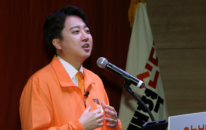 '친유승민계'라 불리는 이준석 개혁신당 대표가 유승민 전 국민의힘 의원 영입 가능성을 언급했다. 사진은 이 대표가 지난 20일 서울 여의도 국회의사당 의원회관에서 열린 개혁신당 창당대회에서 당대표 수락연설을 하는 모습. /사진=뉴스1