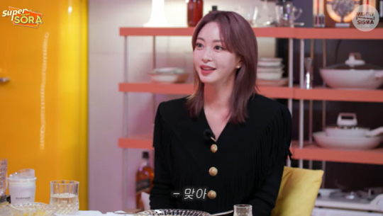 배우 한예슬이 과거 루머로 인해 고통 받았던 심경을 전했다. 또 결혼과 임신에 대한 욕심이 없다고 전하거나, 나이를 먹을수록 느끼고 있는 삶에 대한 가치관을 밝혔다. /사진=유튜브 '슈퍼마켙 소라' 캡처