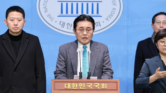 더불어민주당 총선 예비후보 심사에서 부적격 판정을 받은 전병헌 전 의원이 25일 오전 서울 여의도 국회에서 기자회견을 열고 탈당을 선언했다. 사진은 국회 기자회견에서 탈당을 선언하는 전 전 의원. /사진=뉴스1