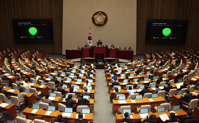 25일 개최된 국회 본회의에서 광주와 대구를 잇는 달빛고속철도 특별법이 재석 216명 중 찬성 211명, 반대 1명, 기권 4명으로 가결됐다. 사진은 25일 서울 여의도 국회 본회의장에서 열린 제412회국회(임시회) 제1차 본회의에서 달빛고속철도 건설을 위한 특별법안이 통과되는 모습. /사진=뉴스1