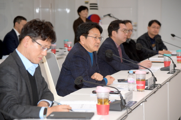 강기정 광주광역시장이 25일 오후 시청 소회의실에서 열린 '제2기 인공지능산업위원회 회의'에 참석해 인사말을 하고 있다./사진=광주시