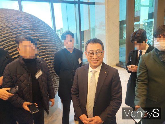 '2024 방송통신인 신년인사회' 후 기자들과 만난 유영상 SK텔레콤 대표. /사진=양진원 기자