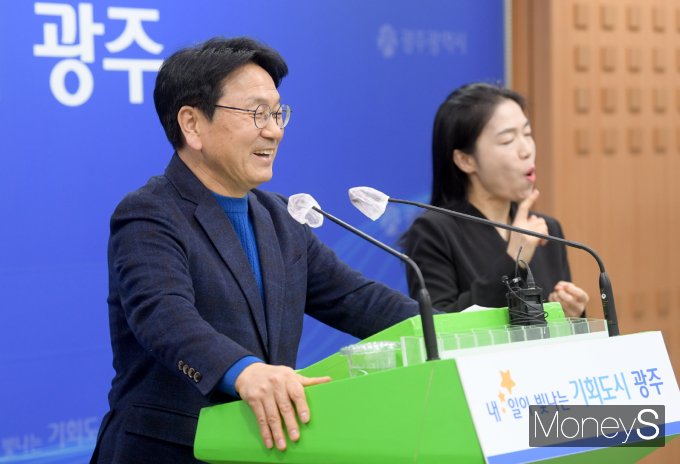 강기정 광주시장은 25일 '달빛철도 특별법' 국회 본회의 통과와 관련 대구시와 공동환영문을 내고 환하게 웃고 있다/사진=광주시 제공.