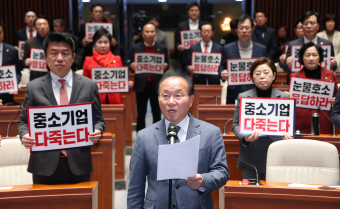 50인 미만 사업장에 대한 중대재해처벌법(중대재해법) 적용 유예 연장이 사실상 무산되면서 경제계가 요구해온 유예안이 국회 문턱을 넘지 못했다. 사진은 윤재옥 원내대표와 국민의힘 의원들이 25일 서울 여의도 국회에서 열린 의원총회에서 중대재해처벌법 적용 2년 유예 법안을 처리할 것을 촉구하는 모습. /사진=뉴스1