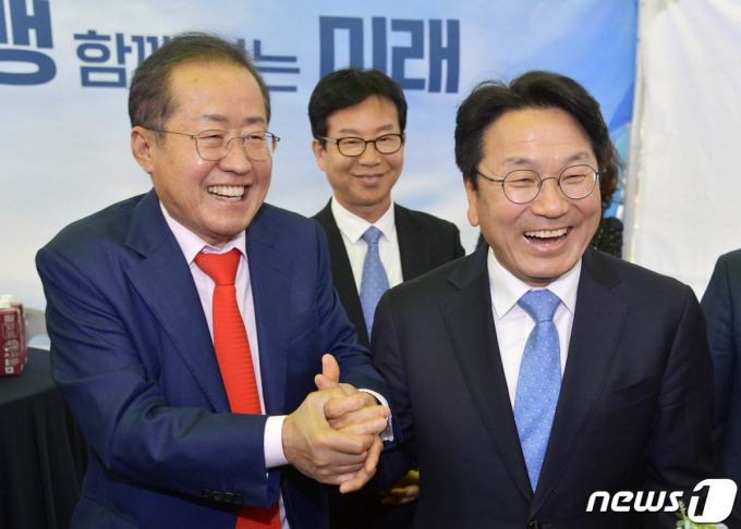 강기정 광주시장(오른쪽)과 홍준표 대구시장이 지난해 4월17일 오후 전북 남원 지리산휴게소에서 열린 '광주·대구 공항특별법 동시 통과 기념행사'에 참석해 행사 식전 대화를 나누며 활짝 웃고 있다./뉴스1