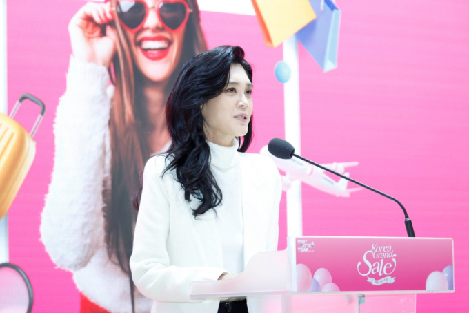 신라스테이 제주가 투숙객에게 무료 숙박 혜택을 제공한 것이 알려져 이부진 호텔신라 사장의 과거 미담들이 다시금 조명받고 있다. 사진은 지난 1월11일 2024 코리아그랜드세일 개막식에 참석한 이 사장. /사진=뉴스1(공동취재단)