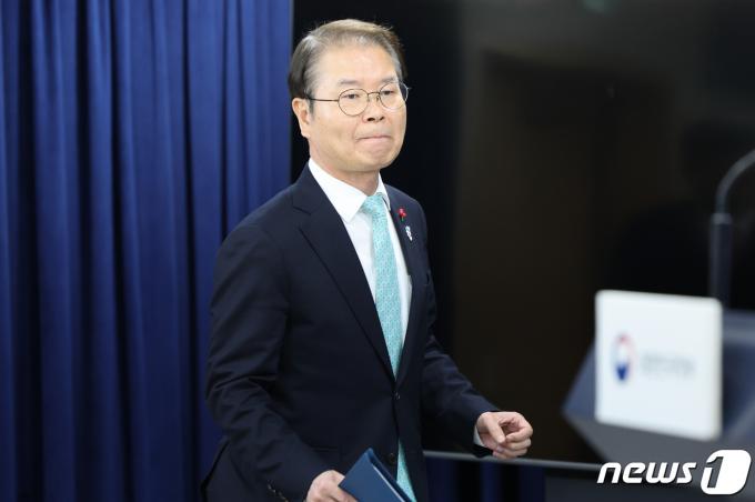 [사진] 이정식 고용장관 '굳은 표정으로'