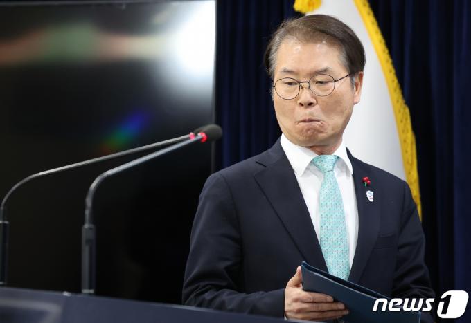 [사진] 굳은 표정으로 입장하는 이정식 고용장관