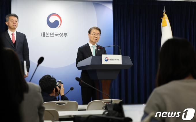 [사진] 이정식 고용장관, 중대재해처벌법 추가적용유예 입법 관련 브리핑