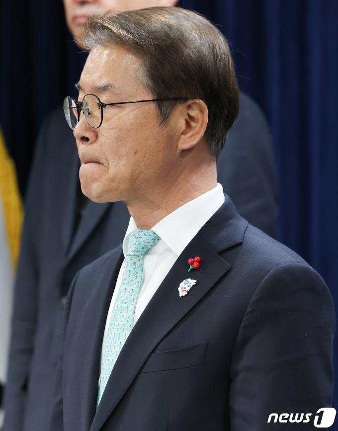 [사진] 이정식 고용장관 '굳은 표정으로'