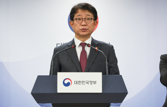 박상우 국토부 장관이 GTX-A 노선 요금과 관련해 " 광역버스가 3000원이 넘어가기 때문에 (GTX 비용이) 크게 못 탈 정도로 비싼 요금은 아니다"라고 밝혔다. 사진은 박상우 국토부 장관이 25일 서울 종로구 정부서울청사에서 국민과 함께 하는 교통분야 민생토론회 및 관련 주요정책 계획 브리핑을 하고 있다/사진=뉴스1