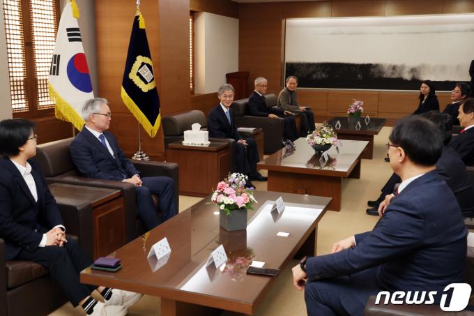 조희대 대법원장이 25일 오후 서울 서초구 대법원에서 열린 대법관후보추천위원회에서 인사말을 하고 있다. 이날 회의에서는 지난 1일 임기 만료로 퇴임한 안철상·민유숙 대법관 후임 후보자를 논의한다. 2023.1.25/뉴스1 ⓒ News1 황기선 기자