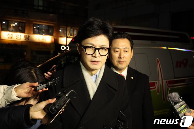 배현진 국민의힘 의원이 괴한으로부터 습격을 당한 25일 저녁 서울 용산구 순천향대학병원으로 한동훈 국민의힘 비상대책위장이 들어가고 있다. 경찰과 배 의원실에 따르면 배 의원은 이날 오후 5시18분쯤 서울 청담동 거리에서 신원이 밝혀지지 않은 남자로부터 둔기로 머리를 가격을 당했다. 2024.1.25/뉴스1 ⓒ News1 장수영 기자