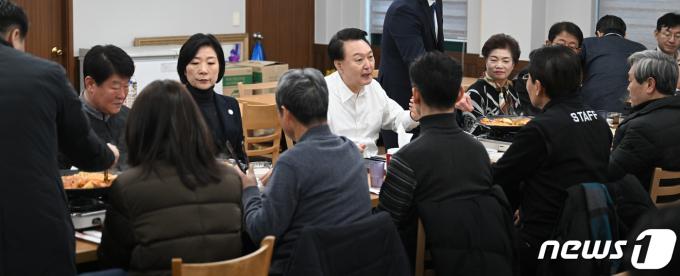 [사진] 윤 대통령, 상인들과 의정부 부대찌개 오찬