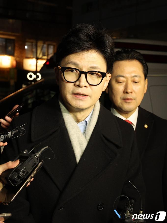 [사진] 취재진과 질의응답하는 한동훈 국민의힘 비대위원장