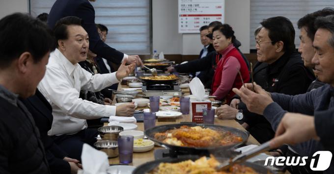 [사진] 윤석열 대통령, 상인들과 부대찌개 오찬