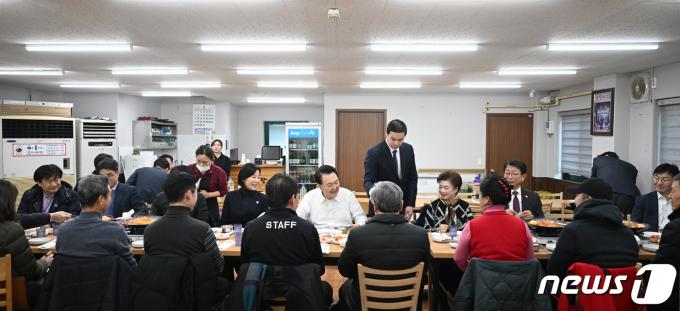 [사진] 윤석열 대통령, 상인들과 부대찌개 오찬