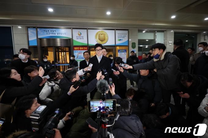 [사진] 한동훈, 피습 배현진 병문안 