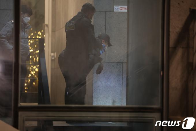 [사진] 현장 감식하는 경찰 과학수사대