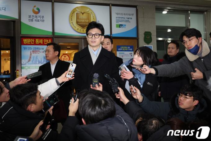 [사진] 취재진과 질의 답변하는 한동훈 비대위원장