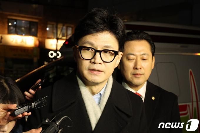 한동훈 국민의힘 비상대책위원장이 25일 저녁 서울 용산구 순천향대학병원에서 치료중인 배현진 의원을 만나기 앞서 취재진의 질문에 답변하고 있다. 경찰과 배 의원실에 따르면 배 의원은 이날 오후 5시18분쯤 서울 청담동 거리에서 신원이 밝혀지지 않은 남자로부터 둔기로 머리를 가격을 당했다. 2024.1.25/뉴스1 ⓒ News1 장수영 기자