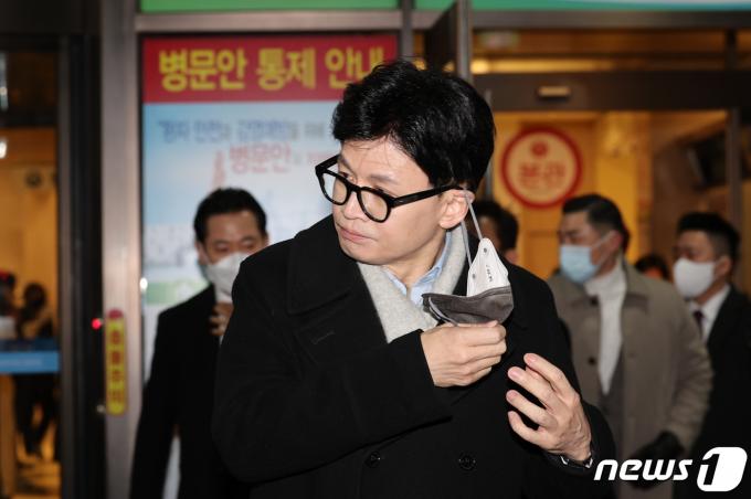 [사진] 배현진 의원 병문안 마친 한동훈 국민의힘 비대위원장