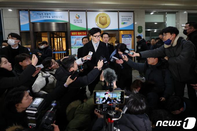 [사진] 배현진 의원 병문안 마친 한동훈 비대위원장