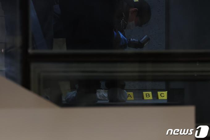 [사진] 현장 감식하는 경찰 과학수사대