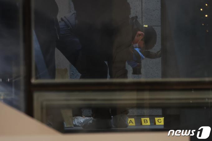 [사진] 경찰 과학수사대, 배현진 의원 피습 현장 감식