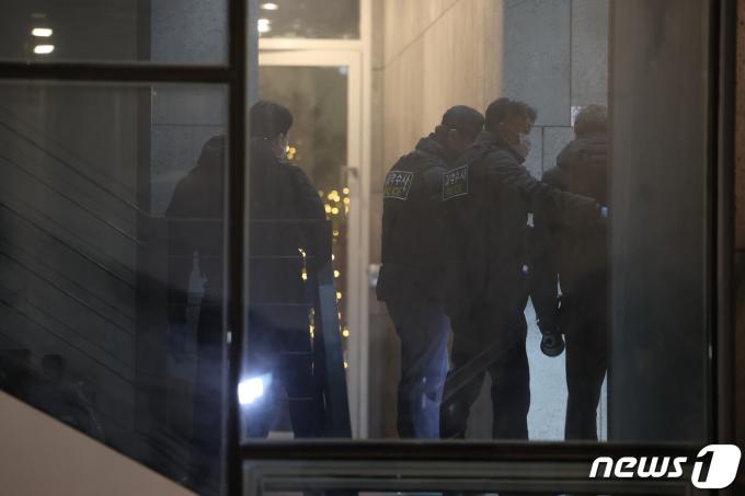 경찰 과학수사대 관계자들이 25일 오후 배현진 국민의힘 의원이 피습을 당한 서울 강남구 신사동의 한 건물에서 현장감식을 하고 있다. 경찰과 배 의원실에 따르면 배 의원은 이날 오후 5시18분쯤 서울 청담동 거리에서 신원이 밝혀지지 않은 남자로부터 둔기로 머리를 가격을 당했다. 피의자는 현행범으로 경찰에 체포됐고, 배 의원은 병원으로 이송됐다. 후두부에 출혈이 발생했지만 의식은 있는 상태로 확인됐다. 2024.1.25/뉴스1 ⓒ News1 김진환 기자