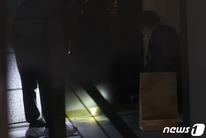 [사진] 피습현장 감식하는 경찰 과학수사대