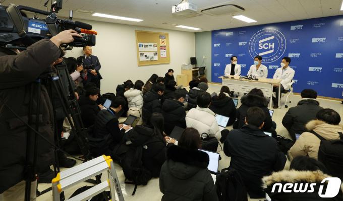 [사진] 배현진 의원 상태 설명하는 순천향대병원