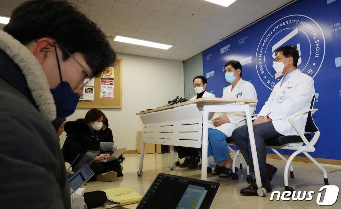 [사진] 배현진 의원 상태 설명하는 순천향대병원 의료진