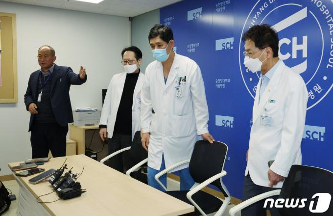 [사진] 배현진 의원 상태 설명 위해 브리핑하는 의료진