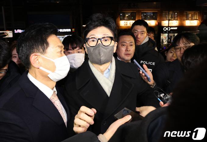 [사진] 배현진 의원 입원 병원 도착한 한동훈 비대위원장