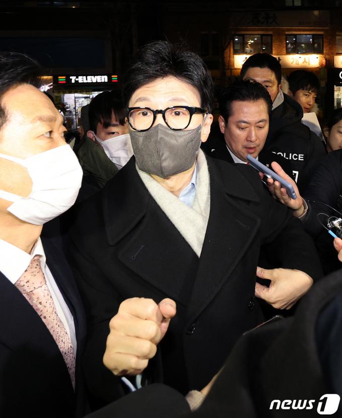 [사진] 배현진 의원 병문안 위해 병원 들어가는 한동훈